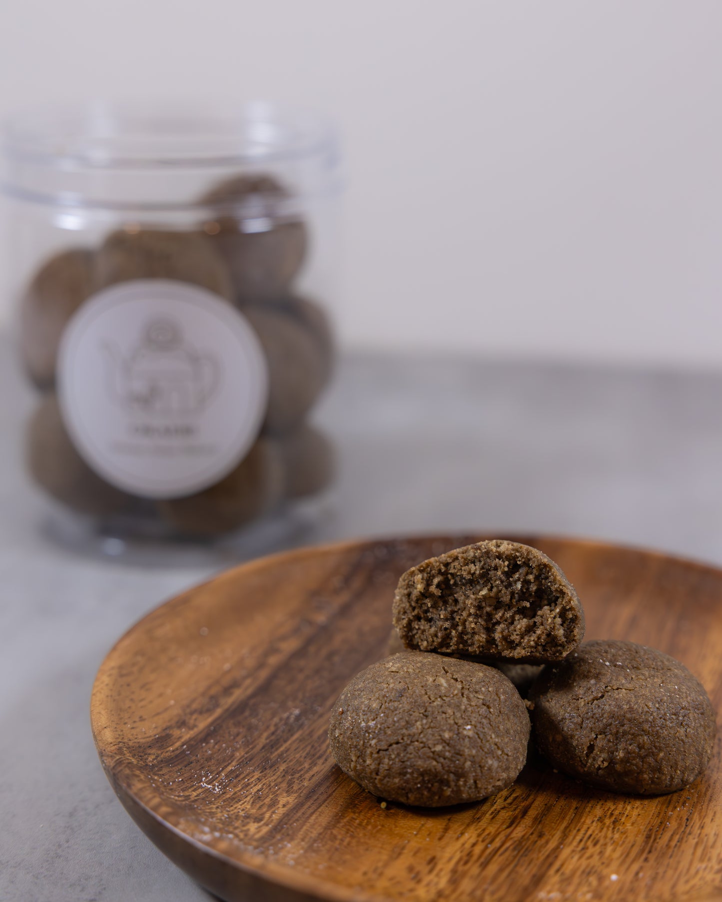 Da Hong Pao with figs snowball cookies by Okaeri Bakery in London.
Rich tea flavour 